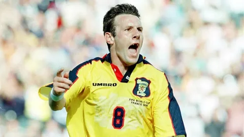 “红军激战米兰，欧冠巅峰对决；伦敦德比跨国呈现，境外首度亮相！”